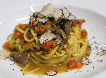 Tagliolini di pasta fresca fatta in casa con ragù di pecora gigante bergamasca e petali di tartufo nero pregiato della Val Brembana